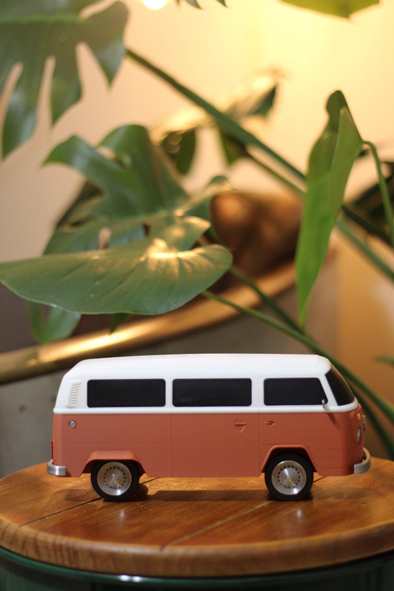 Volkswagen Bus / Kombi Type 2 Collector's Scale Model