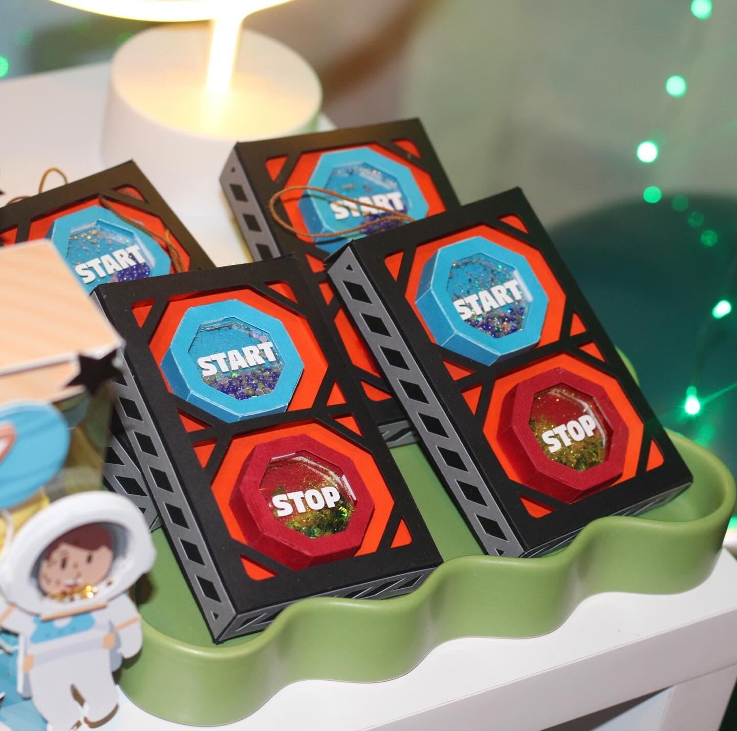 Stop and Start Treat Box for Kit Kat Astronaut Party Favor set of 4