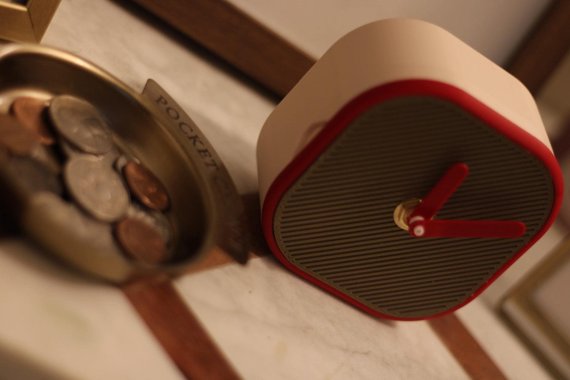 Small Minimalist Desk Clock Art Deco Style No Numbers Battery Powered