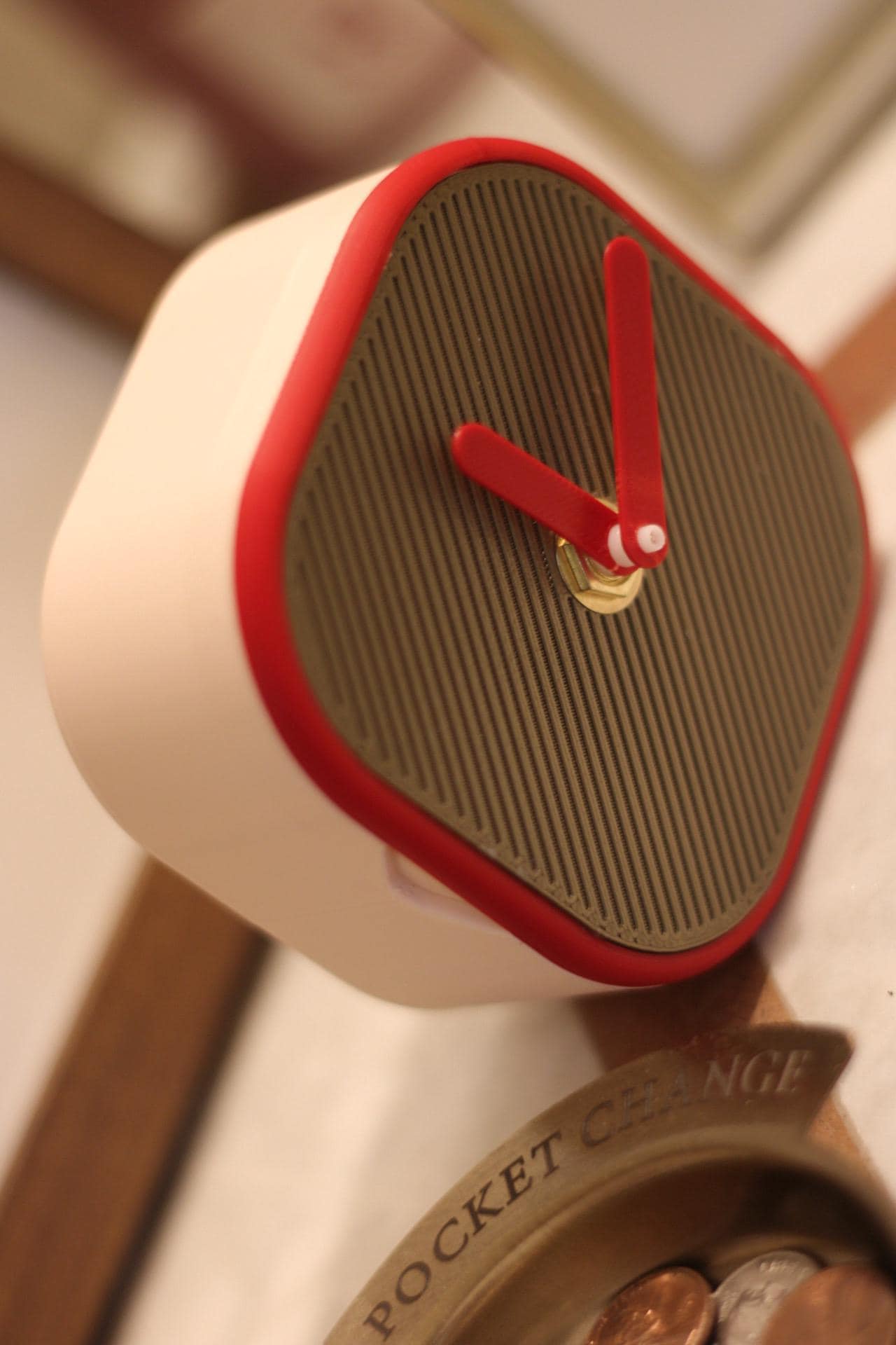 Small Minimalist Desk Clock Art Deco Style No Numbers Battery Powered