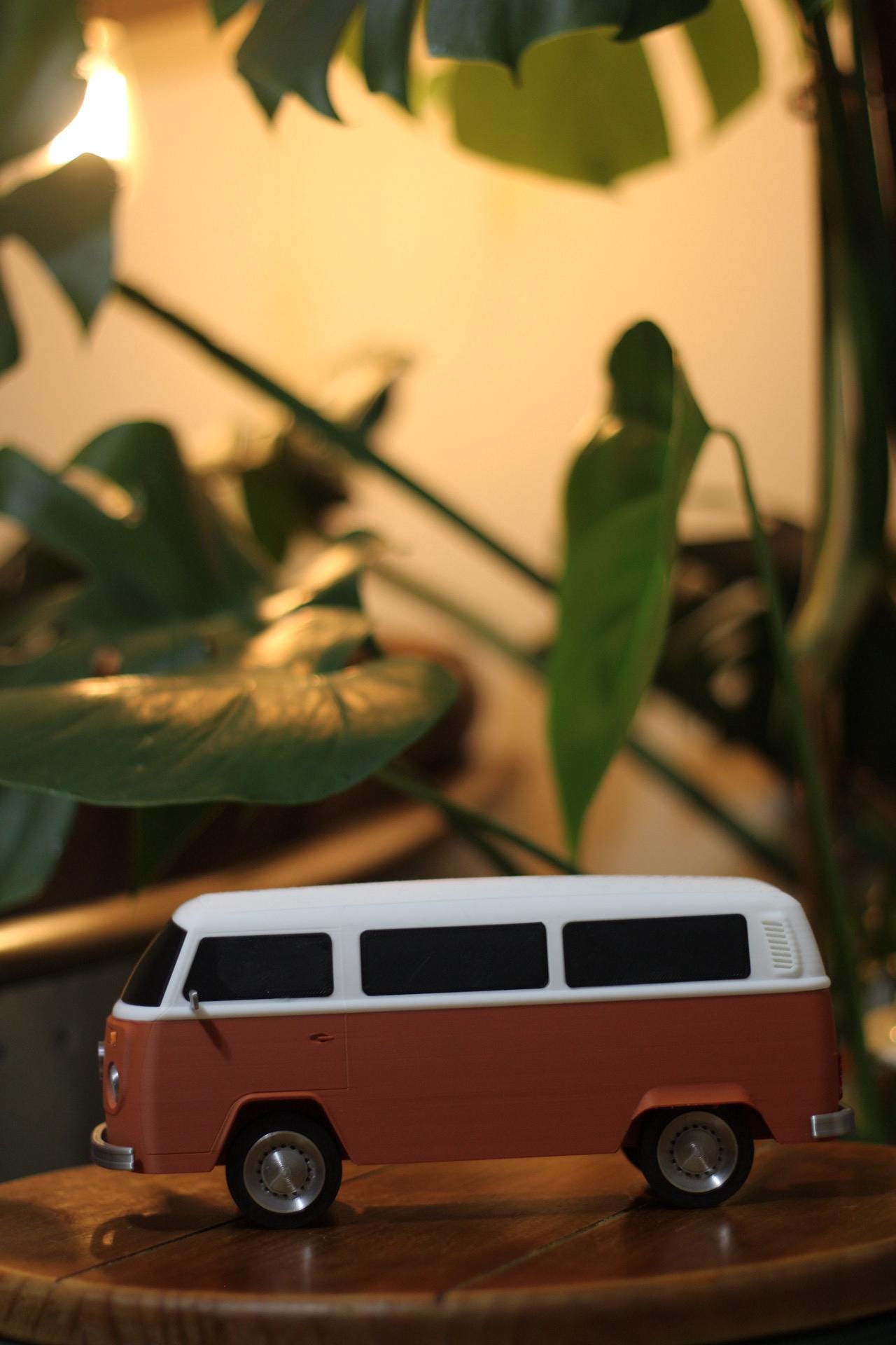 Volkswagen Bus / Kombi Type 2 Collector's Scale Model