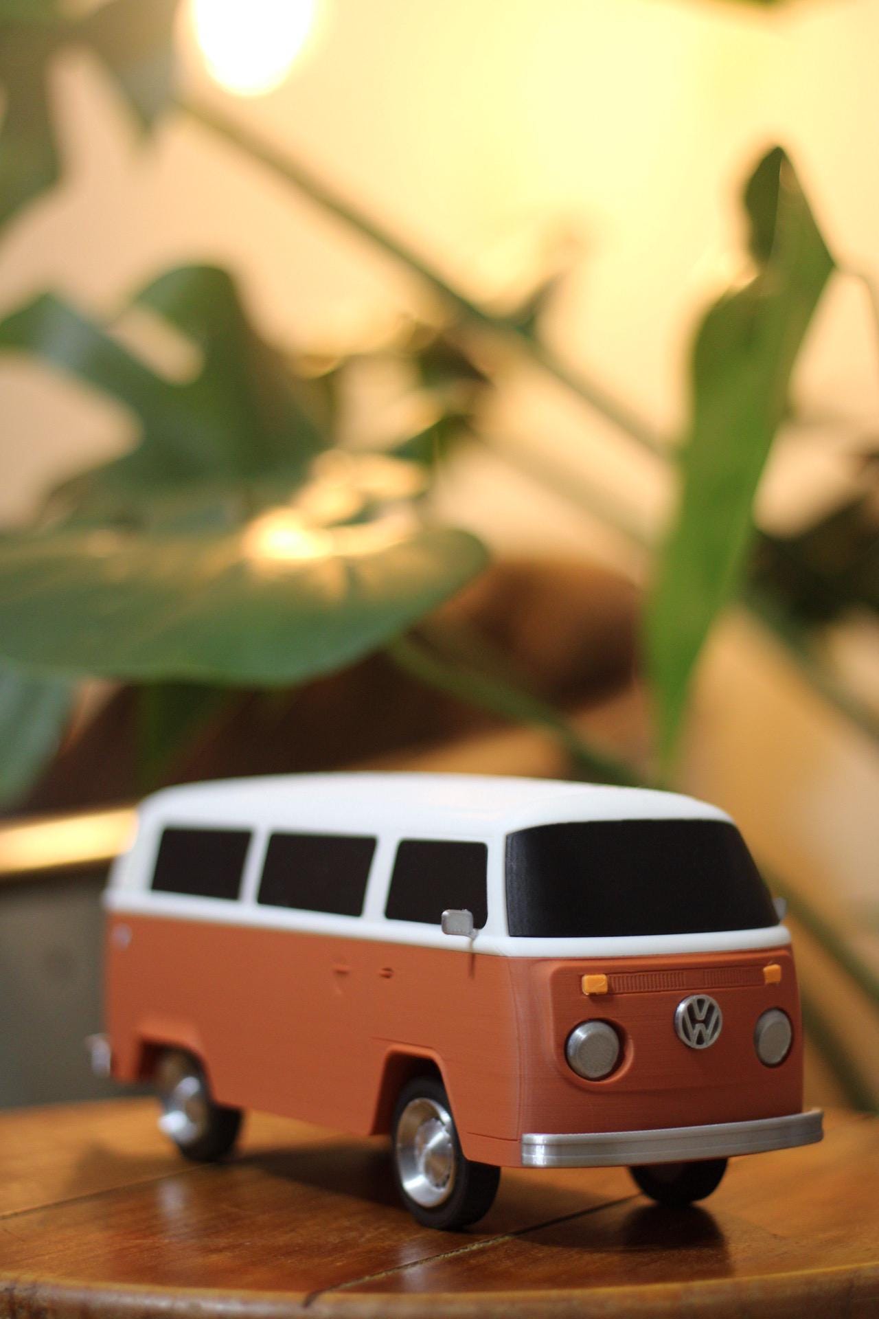 Volkswagen Bus / Kombi Type 2 Collector's Scale Model