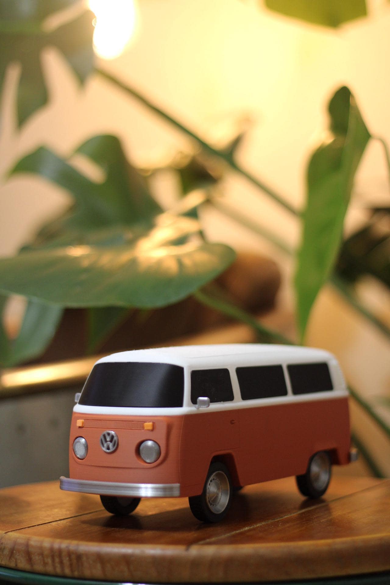 Volkswagen Bus / Kombi Type 2 Collector's Scale Model